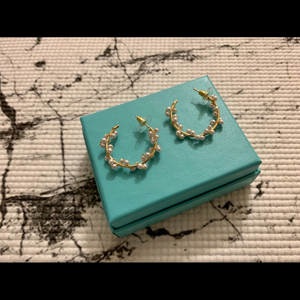 Mini pearl earrings
